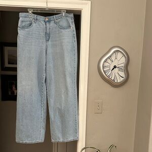 Universal Thread Relaxed Wide Leg Jeans. Light wash. Sz. 14